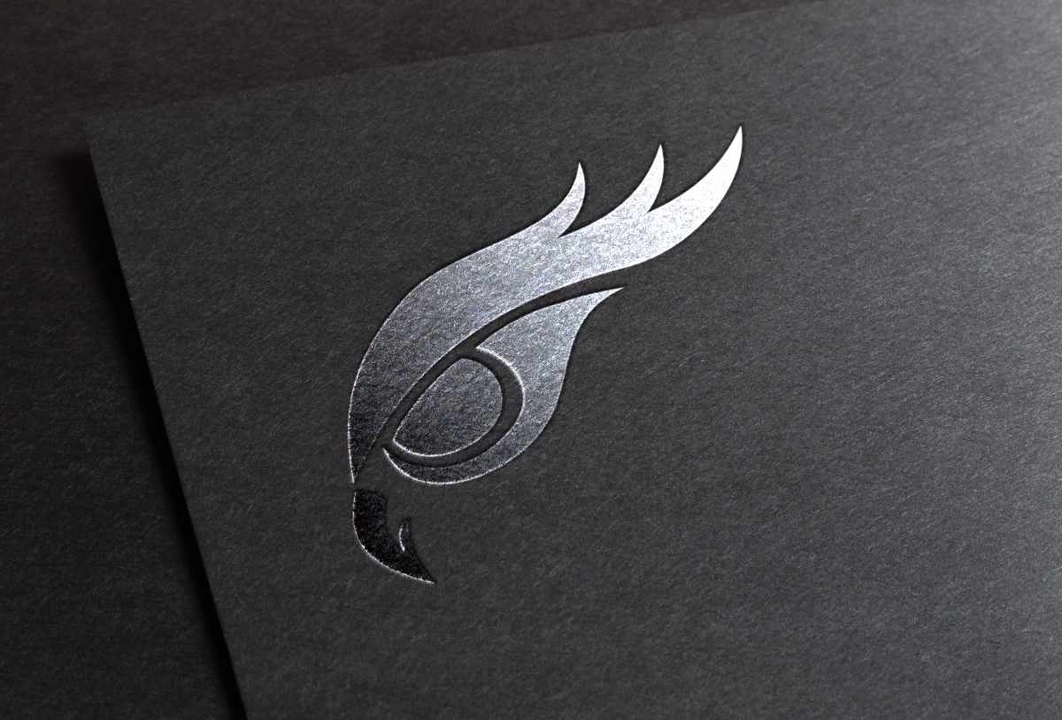 Logo plateado en papelería oscura